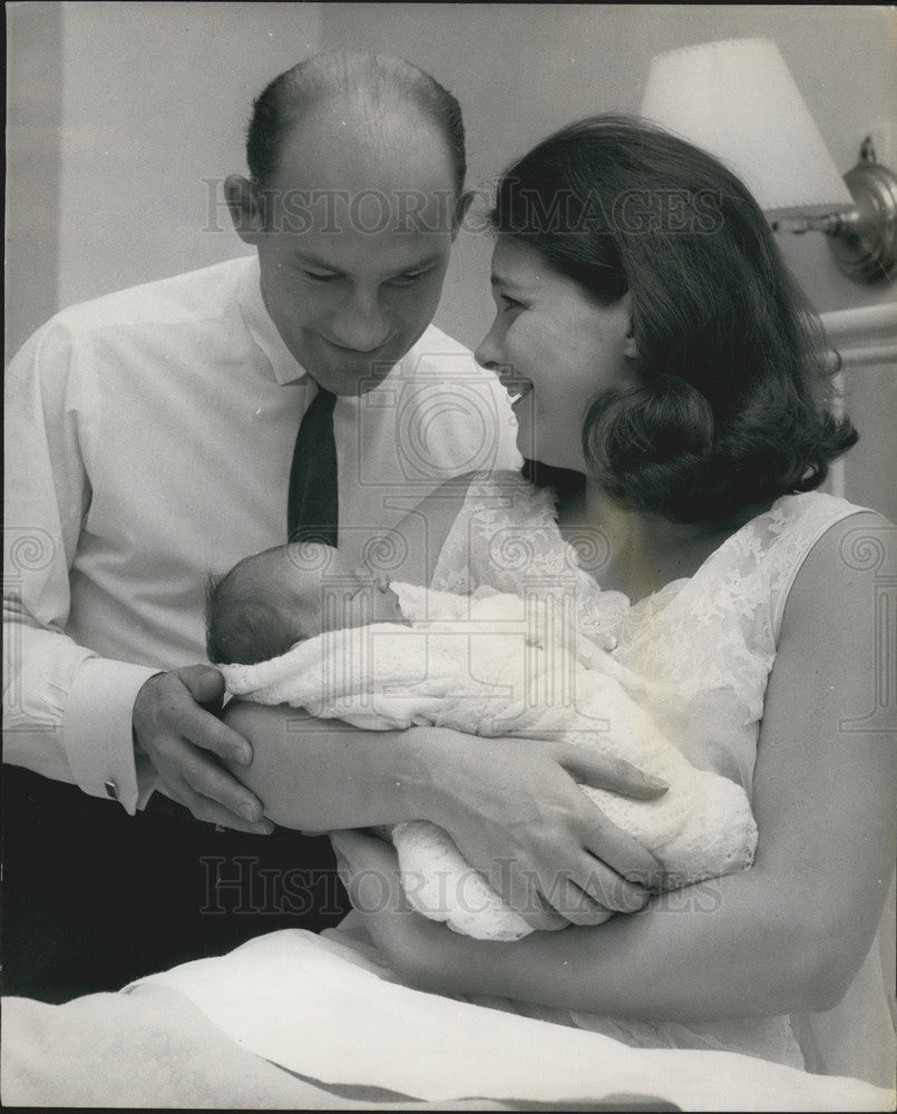 1966 Press Photo Stirling Moss and wife with baby Allison - KSB12369 - Historic Images