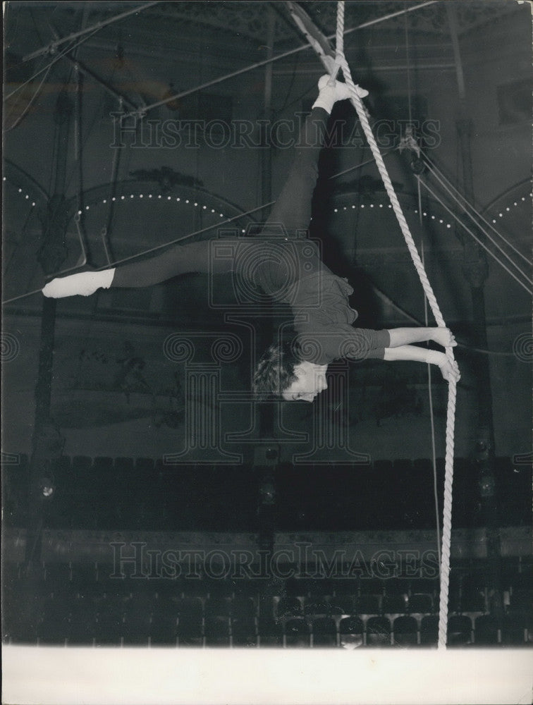 1964 Press Photo Claire Motte Dancer Rehearsal Artists Gala Paris - KSB12467-Historic Images