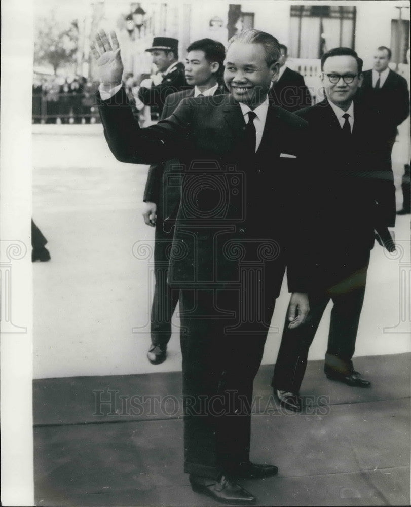 1968 North Vietnamese Delegate Xuan Thuy Arriving Peace Conference - Historic Images