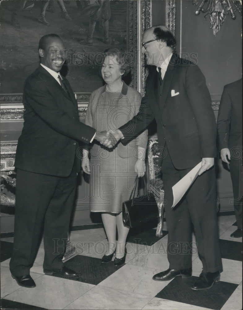 1966 Press Photo Sir Seretse Khama, Earl of London, Mrs Eirene White - KSB12841-Historic Images