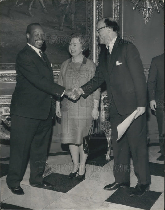 1966 Press Photo Sir Seretse Khama, Earl of London, Mrs Eirene White - KSB12841-Historic Images