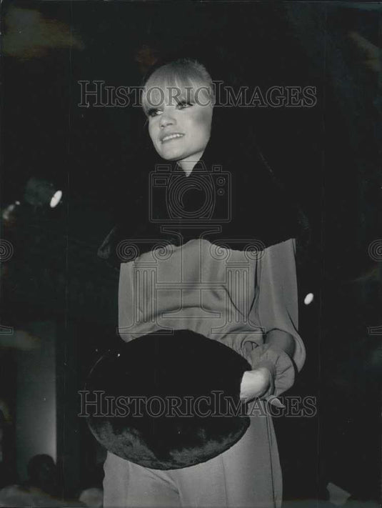 1965 Press Photo Henri Stern's Winter Collection: Fur Muff and Matching Fur Cape-Historic Images
