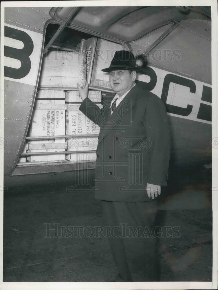 Frank King,Press Photo chief of the film company &#39;King Brothers&#39;  &amp; a plane - Historic Images