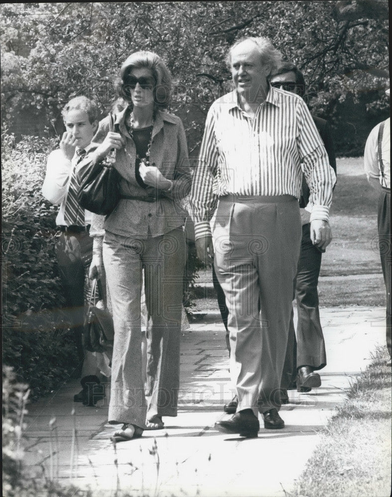 1976 US Sec of State Dr. Kissinger &amp; family &amp; Sir Christopher Soames - Historic Images