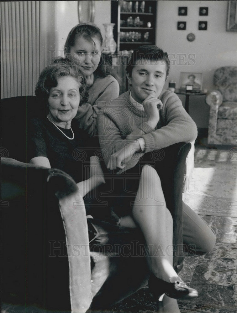 1965 Press Photo Pop Singer Bobby Solo After Winning Song Festival With Parents - Historic Images
