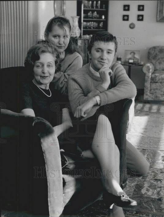 1965 Press Photo Pop Singer Bobby Solo After Winning Song Festival With Parents - Historic Images