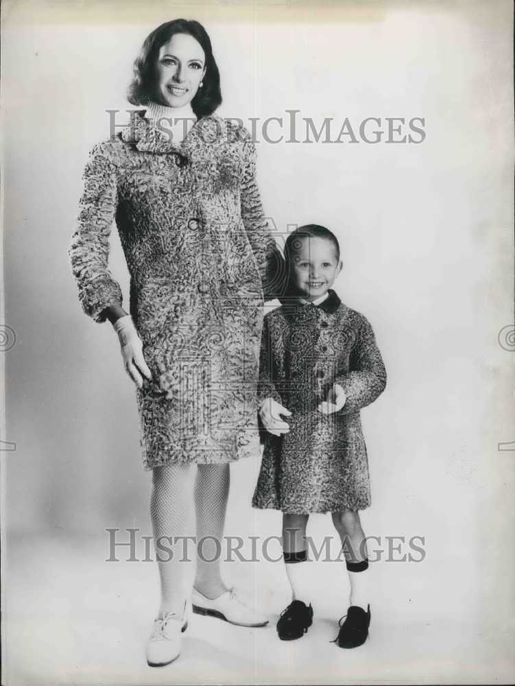 1966 Press Photo Mother & Child Wear "Chombert" Matching Astrakhan Fur Coats - Historic Images