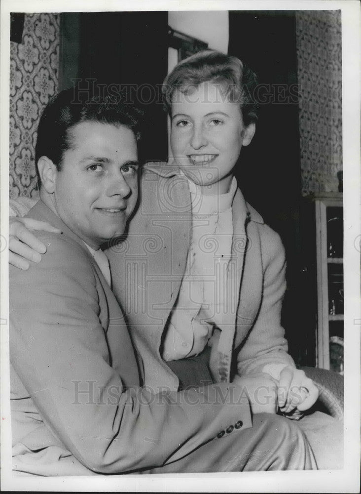 1960 Press Photo American Gil Sousa and wife Rosemary Weirich - Historic Images