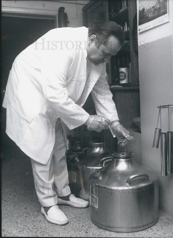 1970 Pioneer Dr. Kurt Sokol Inserting A Test-Tube Filled With Semen - Historic Images