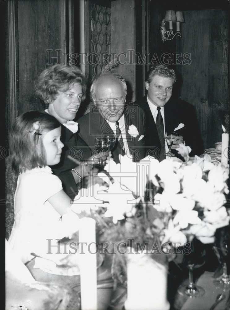 1969, FDP Chairman Walter Scheel with new family. - KSB13529 - Historic Images