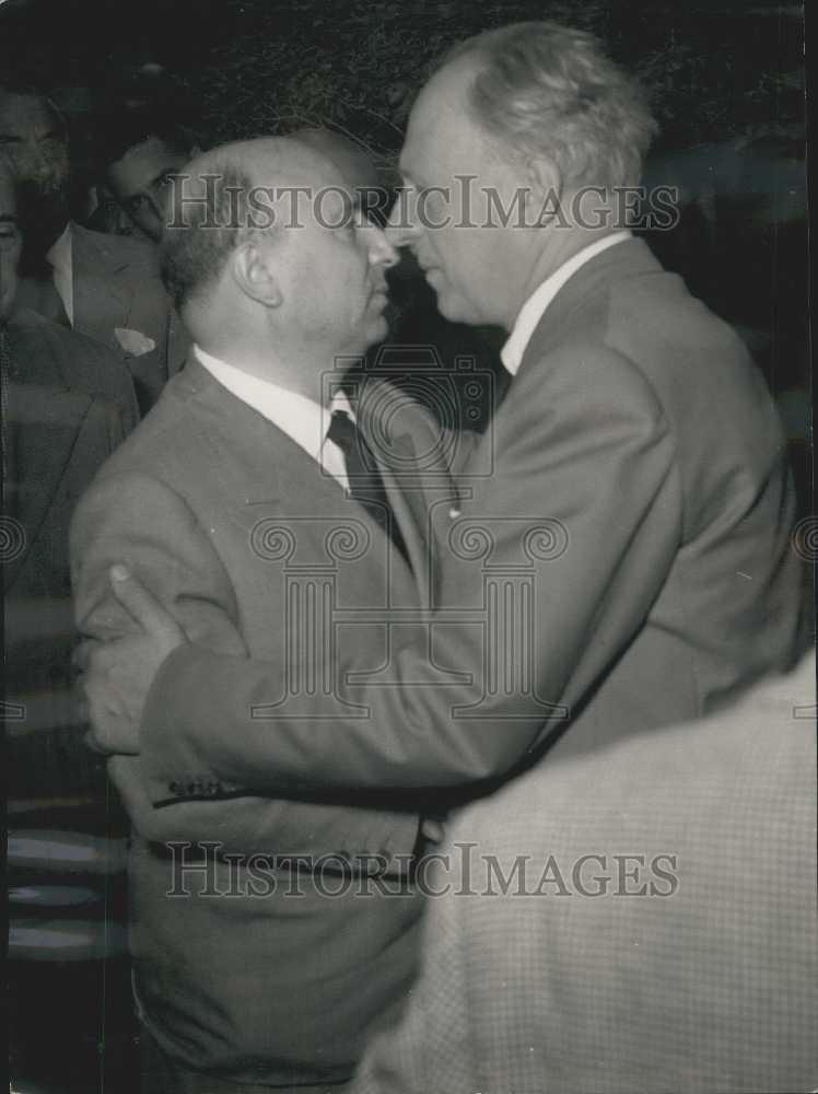 1954 Press Photo Augusto De Gasperi in an embrace at Alcide&#39;s Funeral - KSB13561 - Historic Images