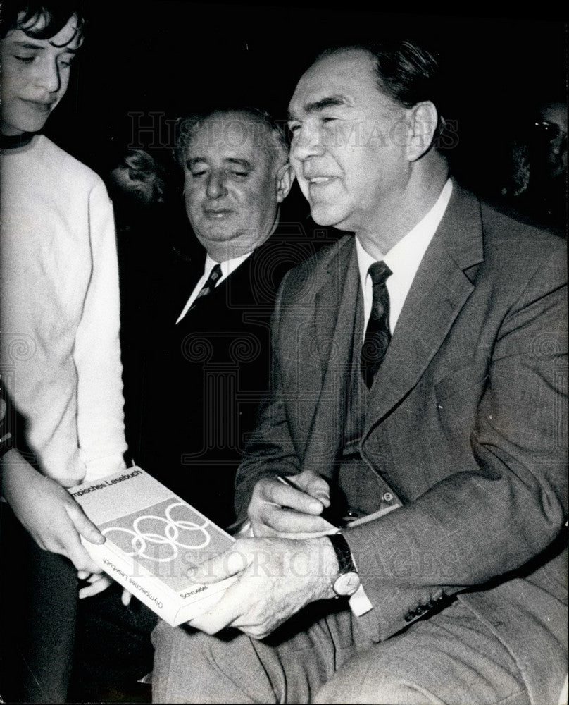 1971 Press Photo Germany's Most Famous Sportsman Max Schmeling Signs Olympiad Bk - Historic Images