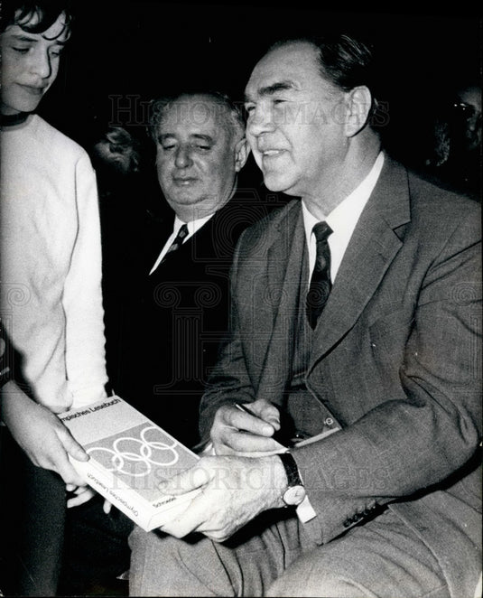 1971 Press Photo Germany's Most Famous Sportsman Max Schmeling Signs Olympiad Bk - Historic Images