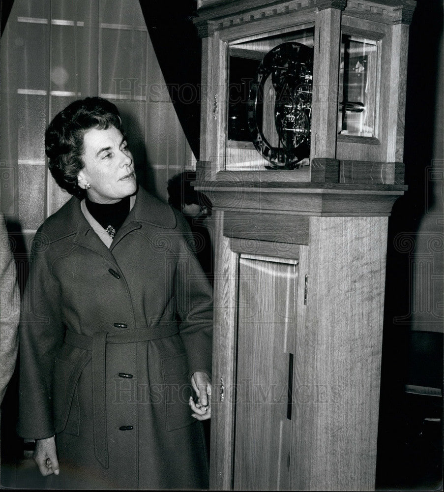 1980 Press Photo Countess Mountbatten with her clock made from the H.M.S. Victor - Historic Images