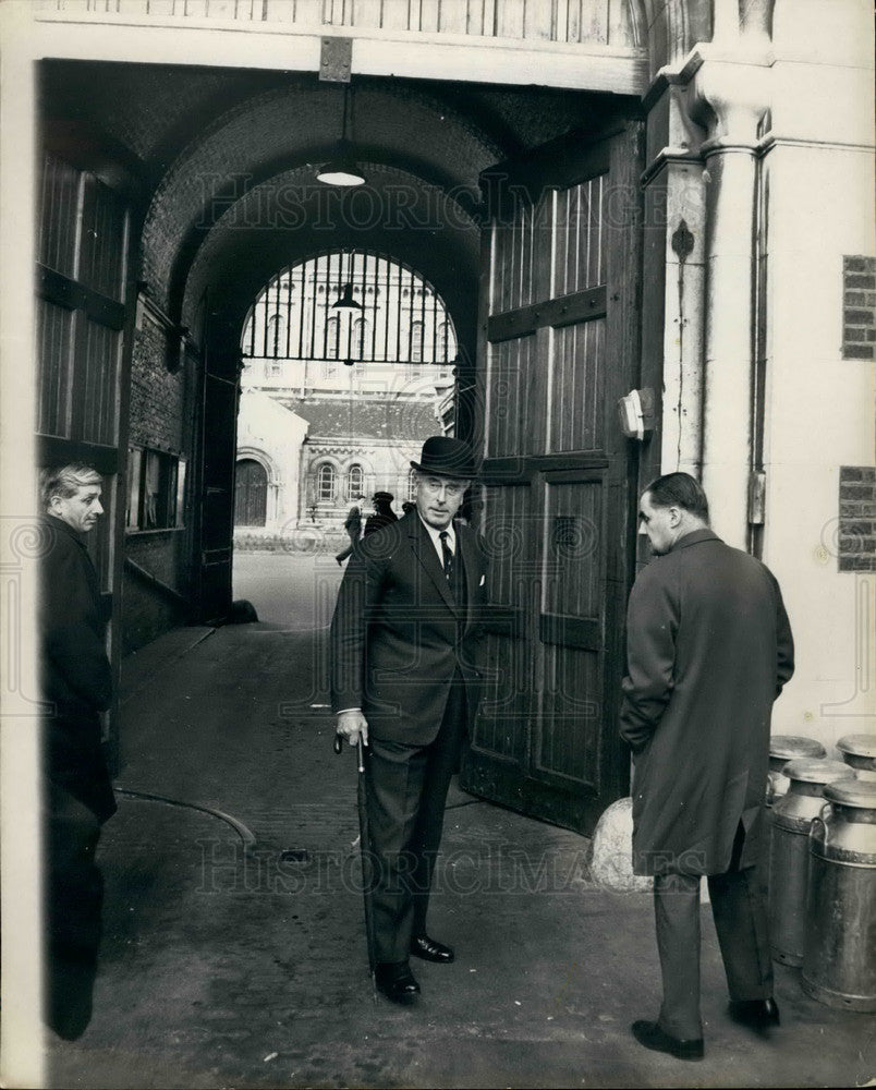 Press Photo Earl Mountbatten at Wormwood Scrubs prison for an inspection - Historic Images