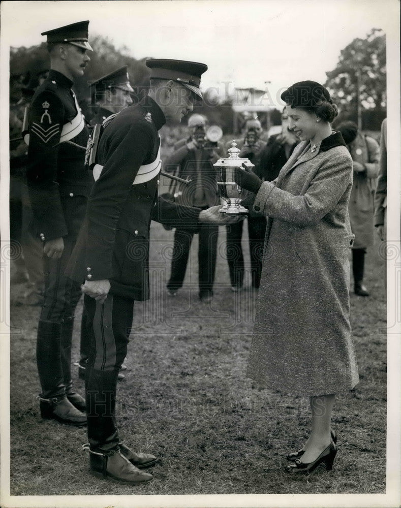 1957, Queen Elizabeth, Capt WL Thompson - KSB14097 - Historic Images