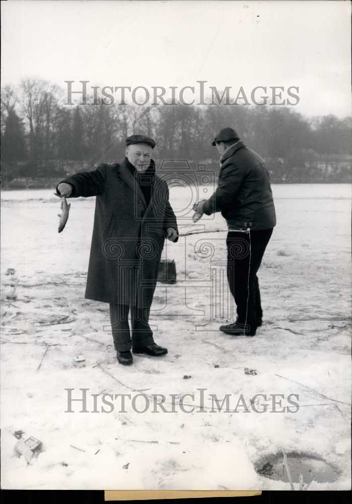 1964 Press Photo Winter fishing in West Berlin. - KSB14115-Historic Images