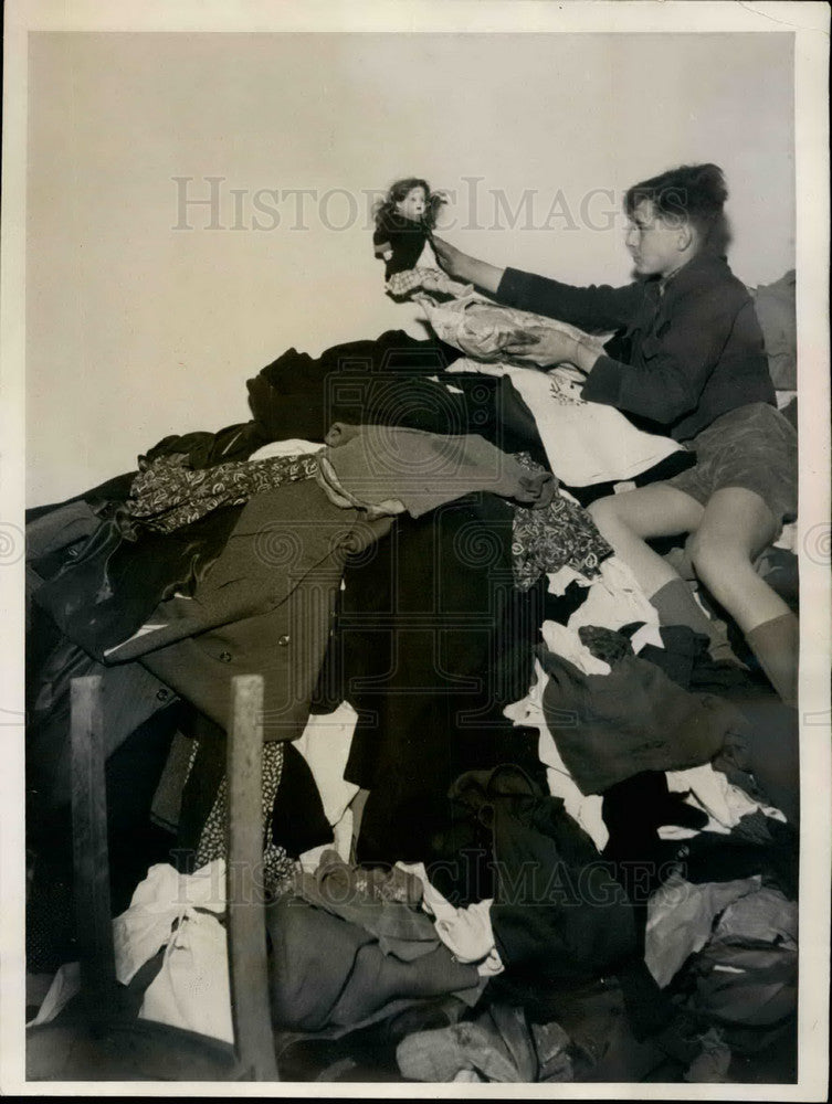 Press Photo Germans helping refugees from the Soviet Zone - KSB14139 - Historic Images