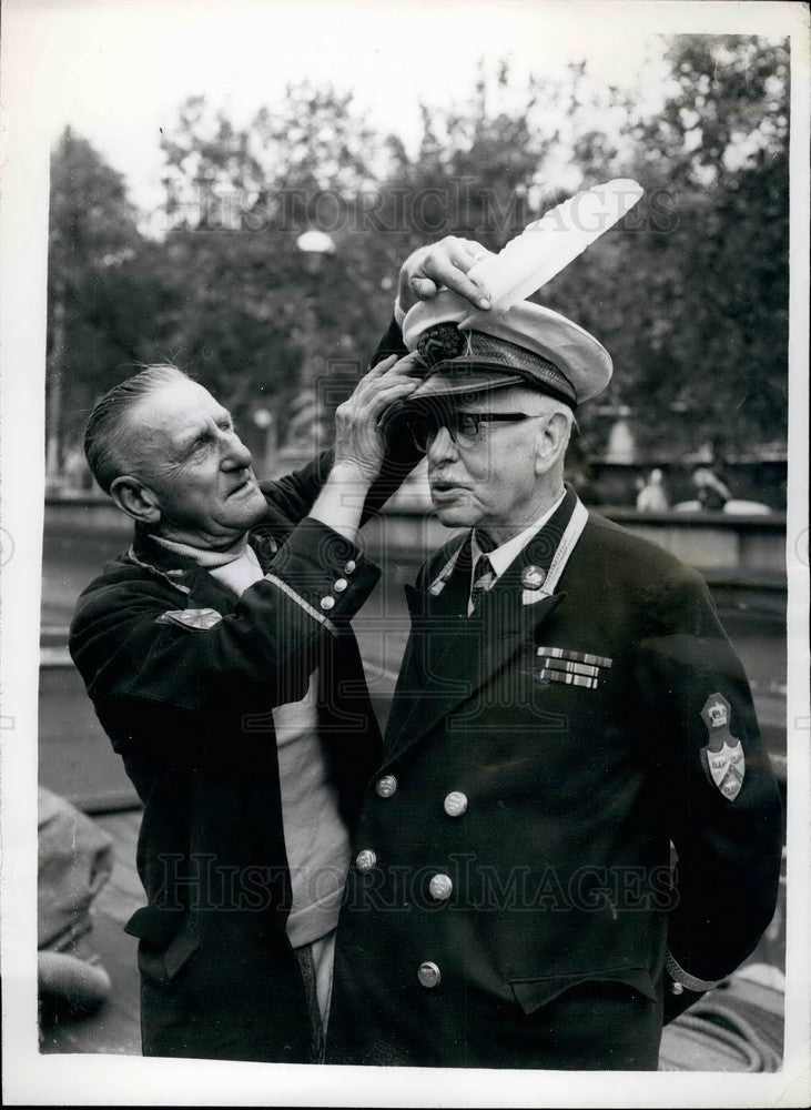1953, Dick McPhearson, Richard Tirk, Swan Upping - KSB14363 - Historic Images