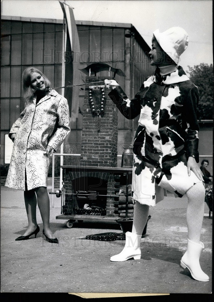 1965, Models At International Fur Show in Frankfurt-Python And Cow - Historic Images