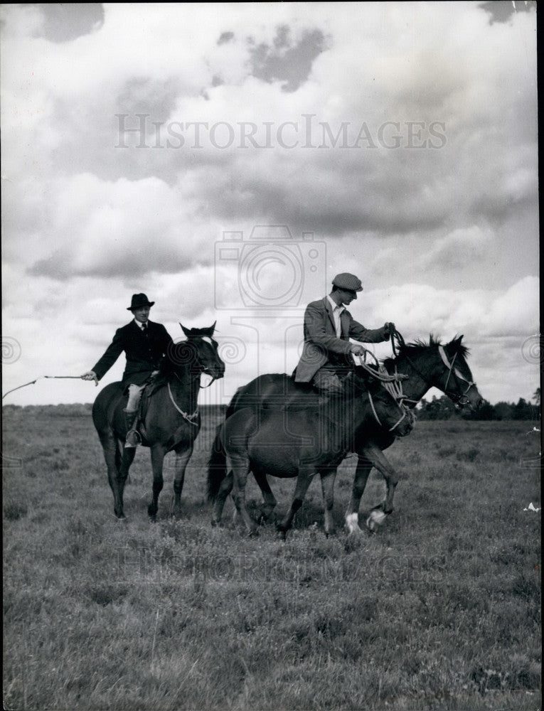 Press Photo Reg Bennett &amp; Ray Stickland round up ponies for sale - KSB14645 - Historic Images