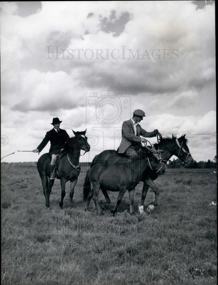 Press Photo Reg Bennett & Ray Stickland round up ponies for sale - KSB14645 - Historic Images
