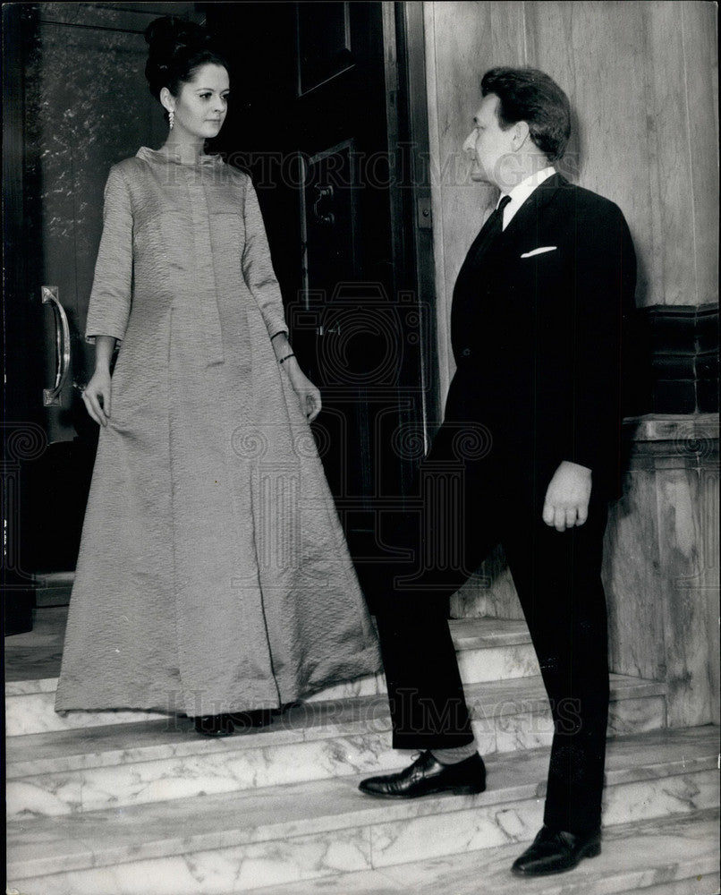 1968 Press Photo Wyn Norris, conductor of the Royal Choral Society & Jane Pearce - Historic Images