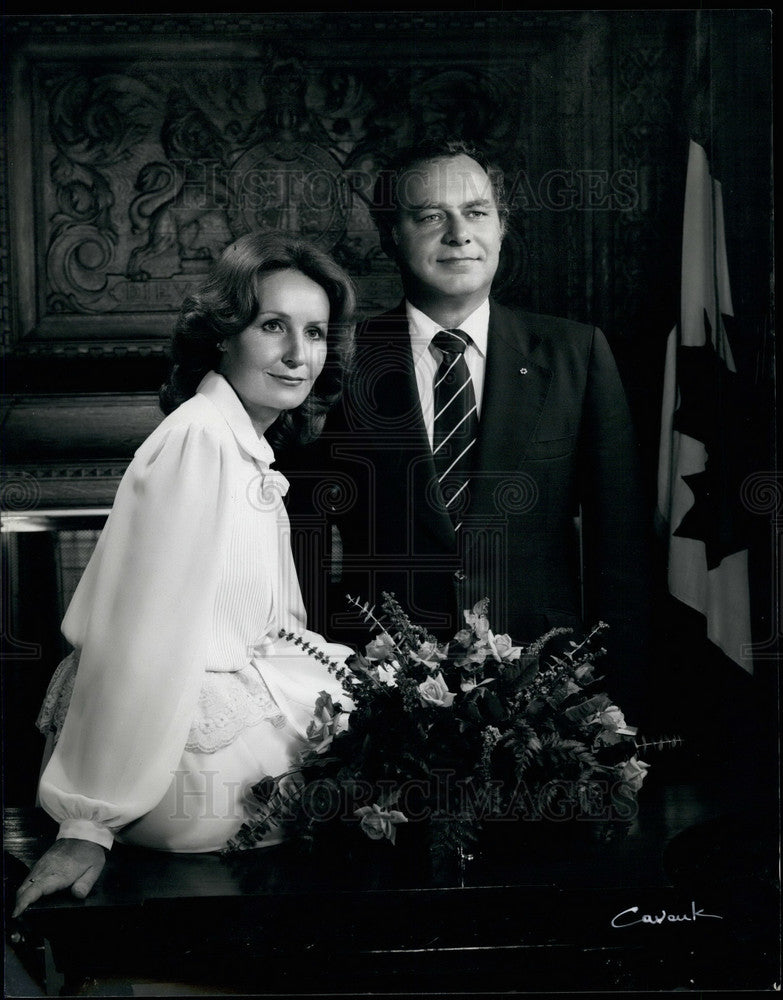 Press Photo Couple with Flowers - KSB14693-Historic Images