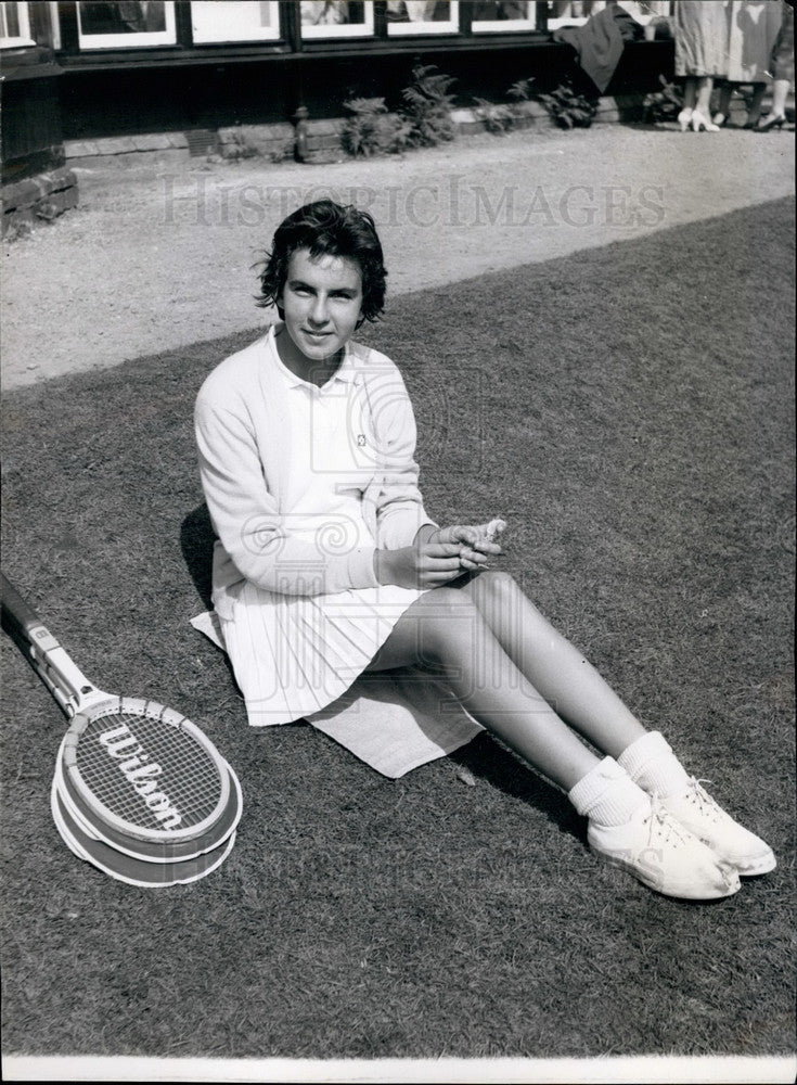 Press Photo Marie Bueno waits to play in Northern championships - KSB14737 - Historic Images
