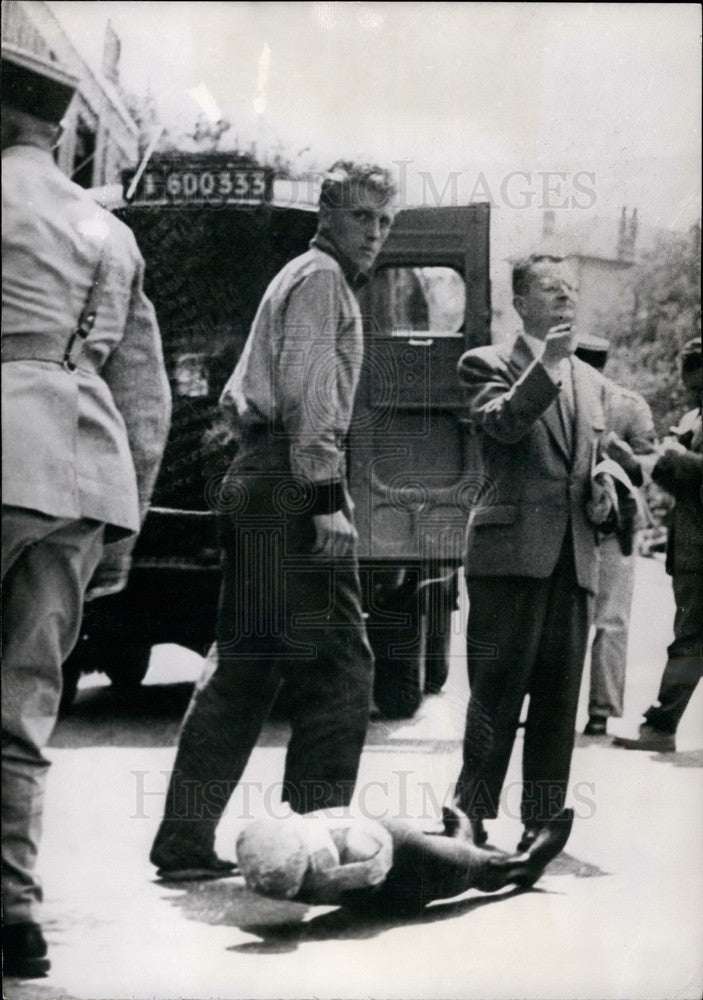 1955 Press Photo Murder suspect shows how he killed his victim - Historic Images