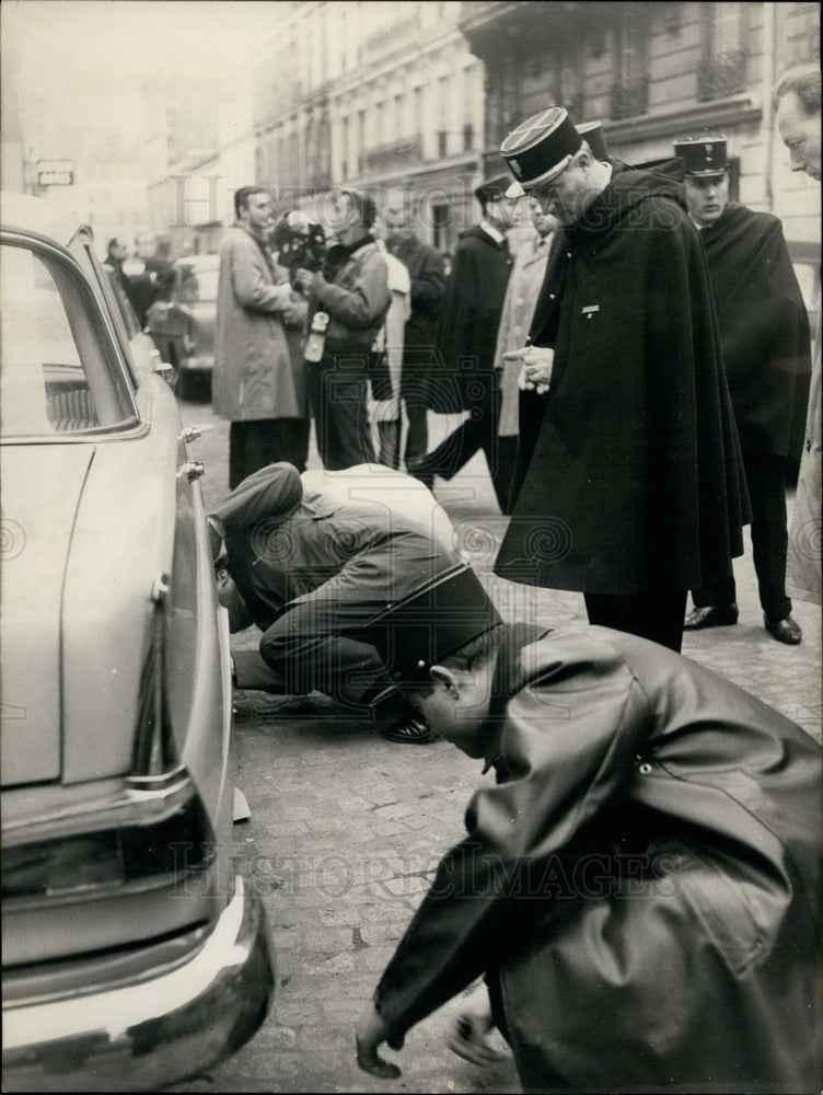 1966 Press Photo Police officers at scene of shooting - Historic Images
