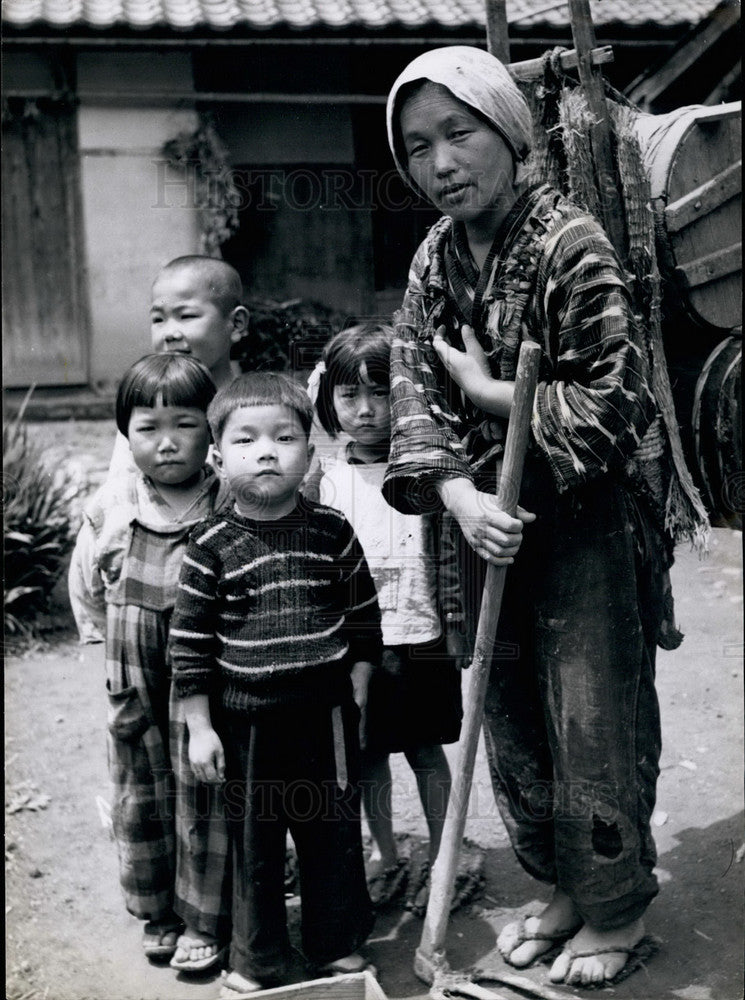 Press Photo Japanese Mother & Children Plant New Seeds - Historic Images