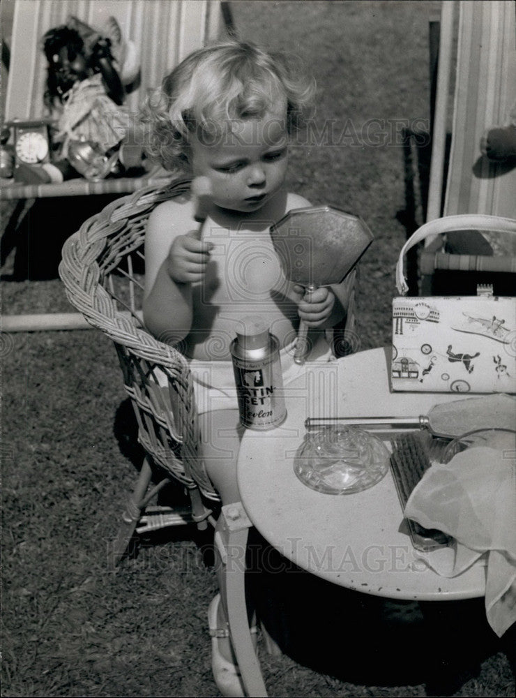 Press Photo Julie Plays With Her Mother&#39;s Makeup - KSB14837 - Historic Images