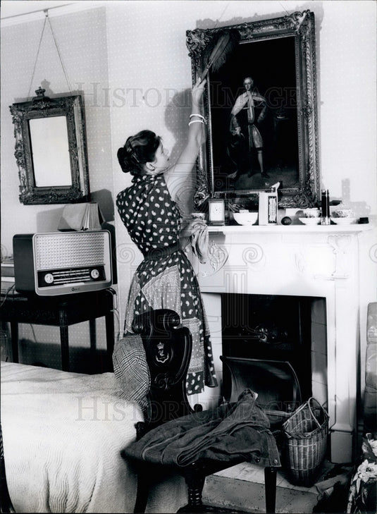 Press Photo Ducting Her Husband's Ancestors' Portraits - KSB14851 - Historic Images