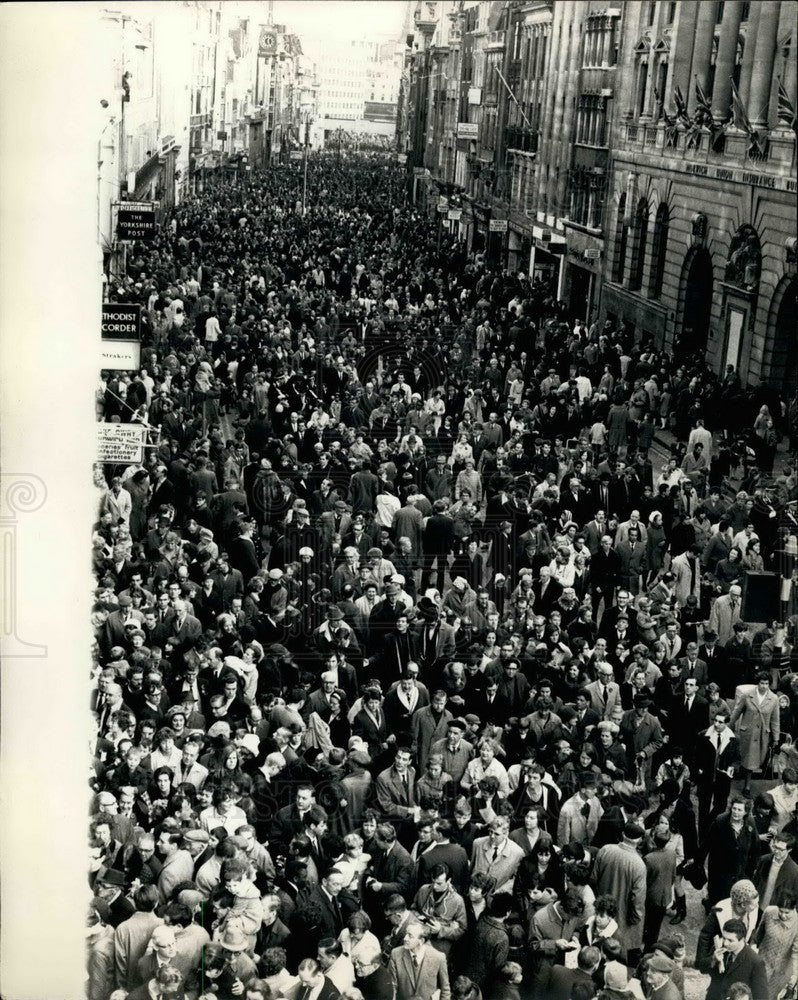 1967 Lord Mayor Sir Gilbert Inglefield Crowd After Show Passed - Historic Images