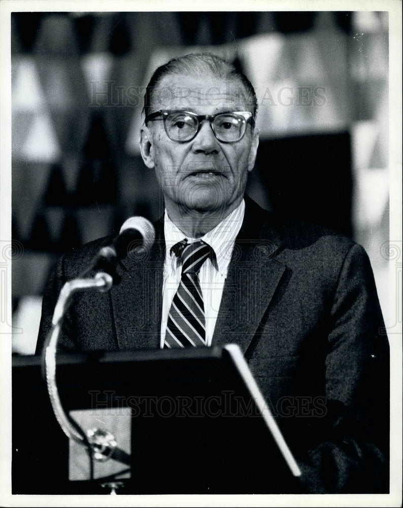 Press Photo Man giving speech at podium - KSB14915 - Historic Images