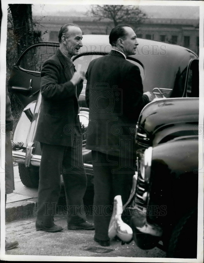 1957 Press Photo Police with car used in snatching money from pay toll car - Historic Images