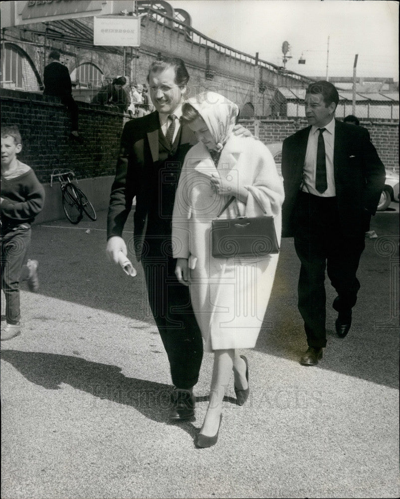 1966 Elizabeth Pentlin & police where she found murder car - Historic Images