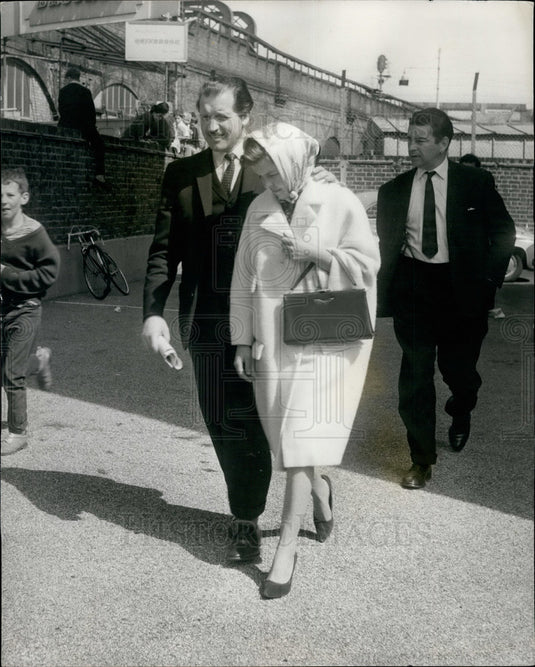 1966 Elizabeth Pentlin & police where she found murder car - Historic Images