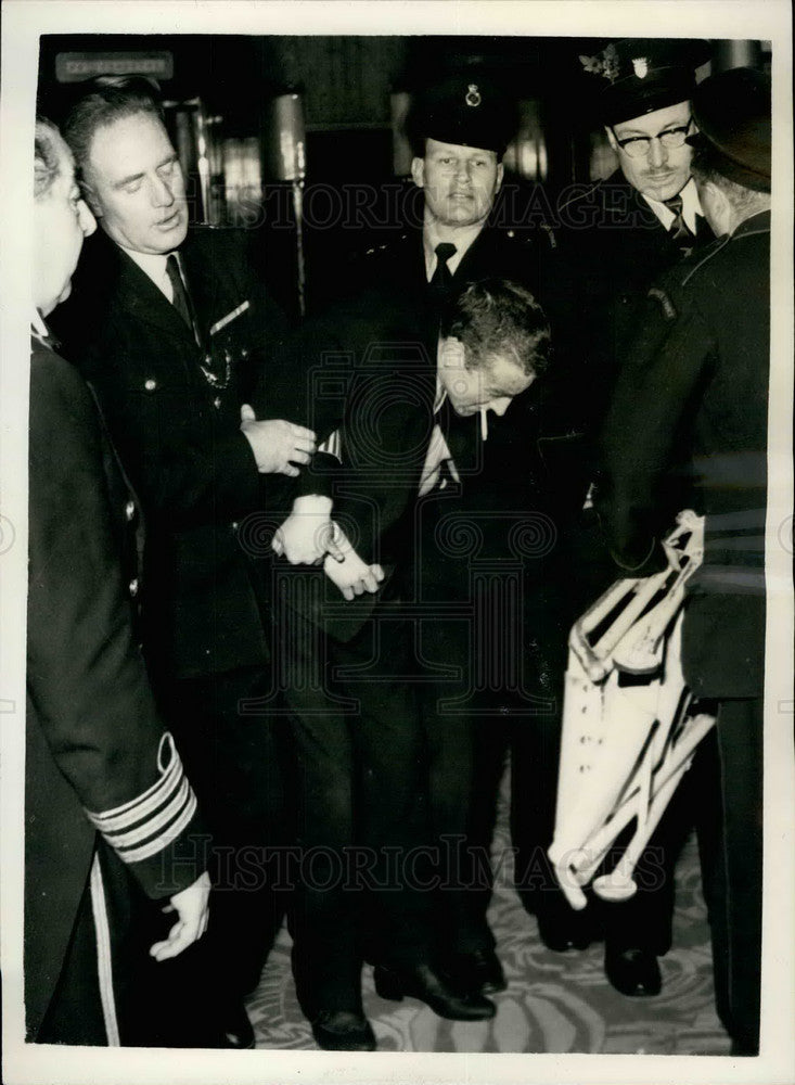 1957 Press Photo Police take gunman in courtroom prisoner - KSB15035-Historic Images