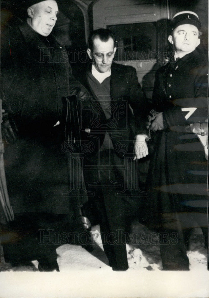 1958, Guy Desnoyers & prison chaplain Baudicourt - KSB15073 - Historic Images