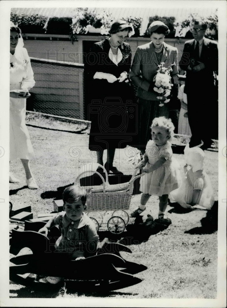 1954 Press Photo The Queen &amp; Mrs WA Bodkinand some children - KSB15179-Historic Images