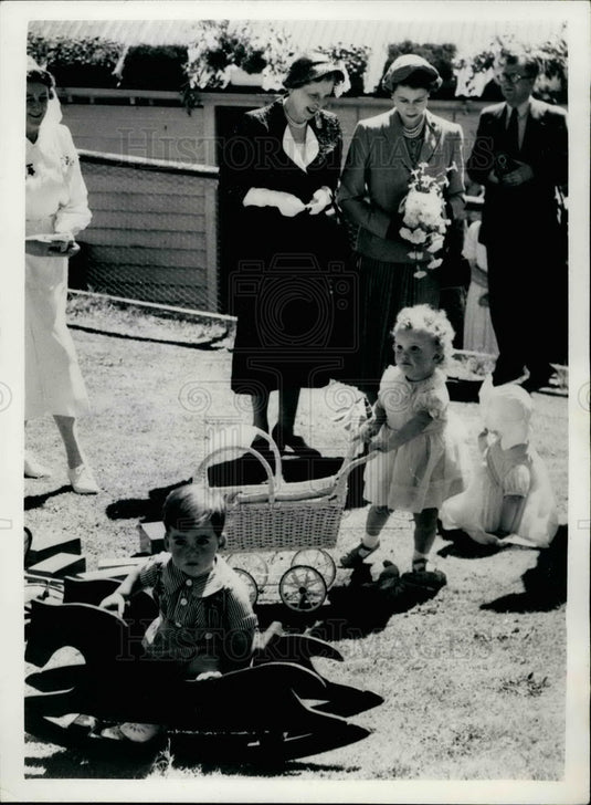 1954 Press Photo The Queen & Mrs WA Bodkinand some children - KSB15179-Historic Images