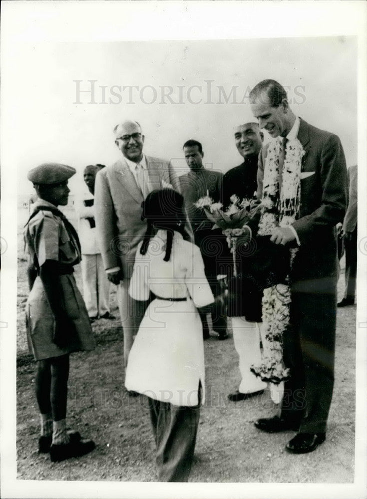 1959 Press Photo The Duke of Edinburgh and small Indian girl - KSB15201 - Historic Images