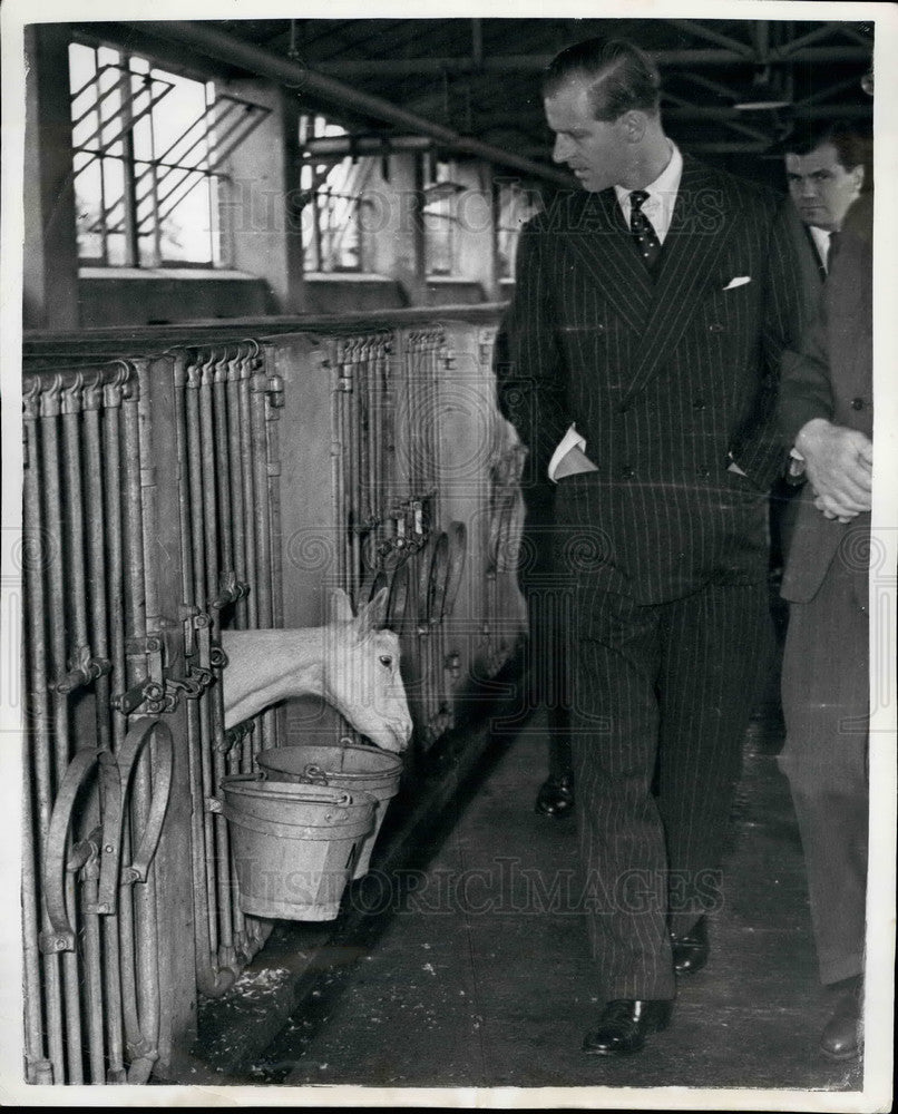 1954 Press Photo The Duke of Edinburgh visits the National Institute for Researc - Historic Images