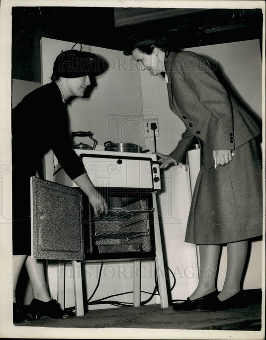 1953 Press Photo Mrs. Scalian &Miss E. Lasson at electric show - KSB15239 - Historic Images