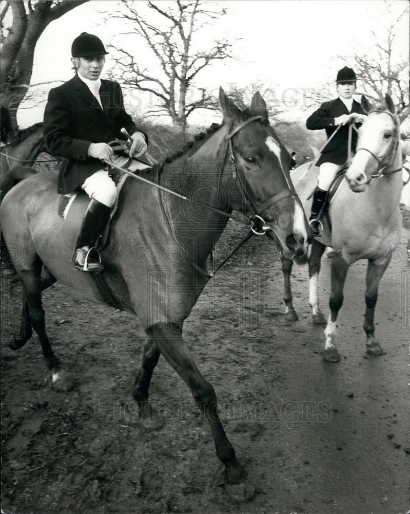 1973 Jockey Willie Carson sets off to follow the Cottesmore hounds - Historic Images