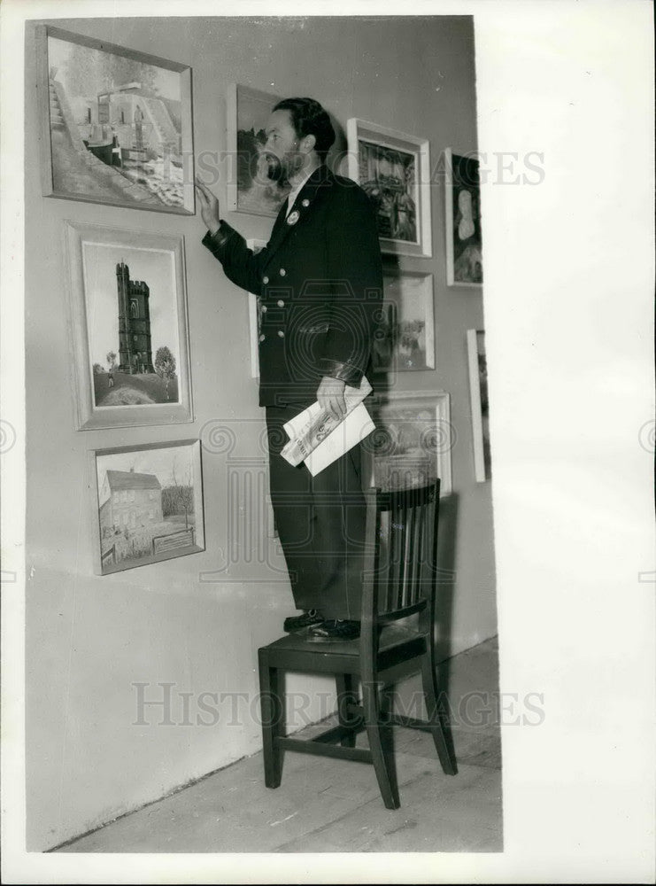 1958 Press Photo Mr. L.J. Hind a bus driver from West Drayton stands on a chair - Historic Images