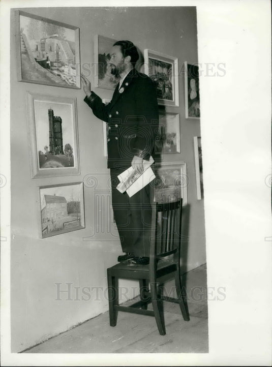 1958 Press Photo Mr. L.J. Hind a bus driver from West Drayton stands on a chair - Historic Images