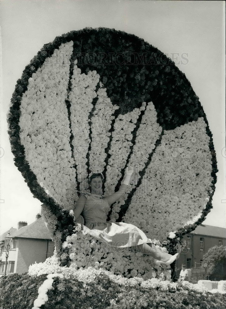 1958 Press Photo Margaret O&#39;Brien on Sea Shell Float-Jersey battle Of Flowers - Historic Images